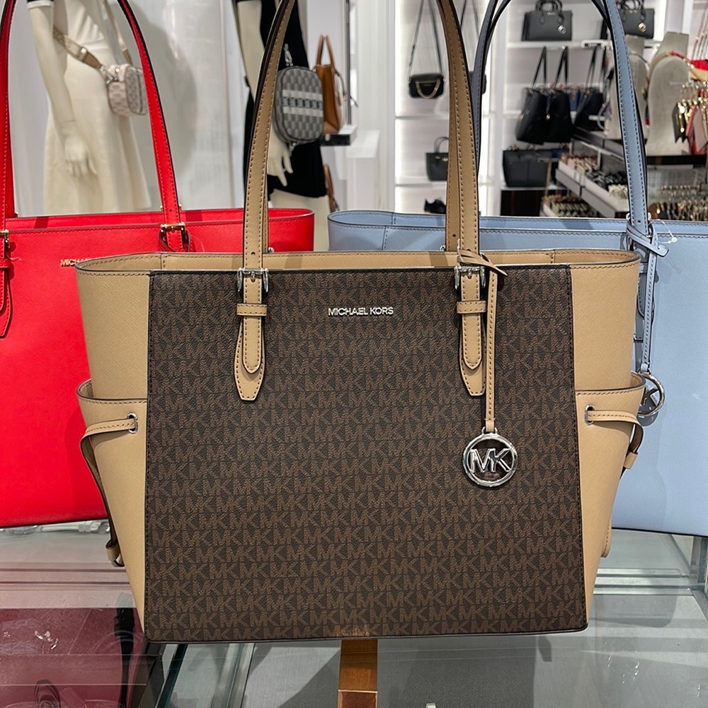 MICHAEL KORS GILLY LARGE DRAWSTRING TRAVEL TOTE SIGNATURE Camel
NWT